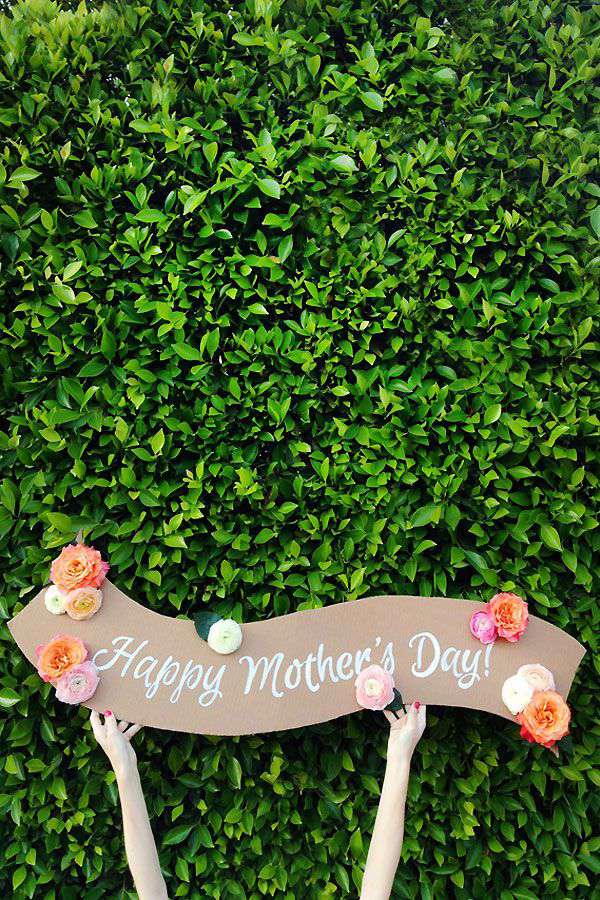 母亲节快乐，挂在常青藤墙上。