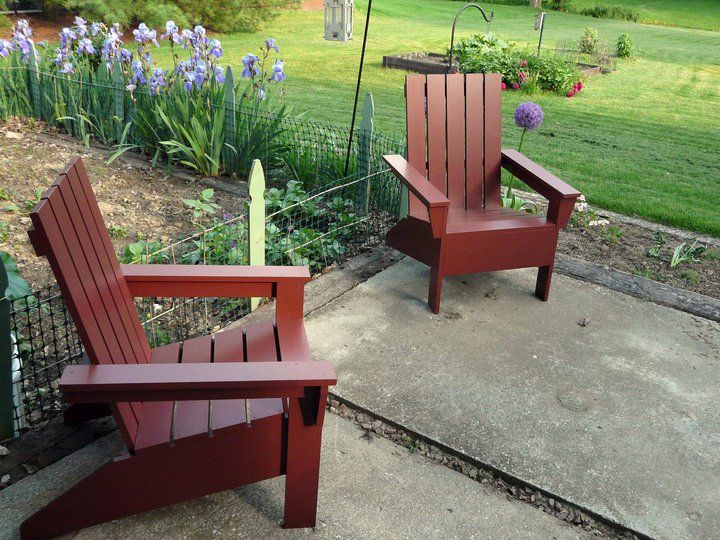 两个红色阿迪朗达克椅子。
