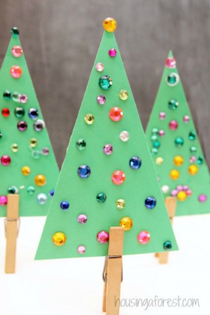 饰有宝石的圣诞树工艺对孩子