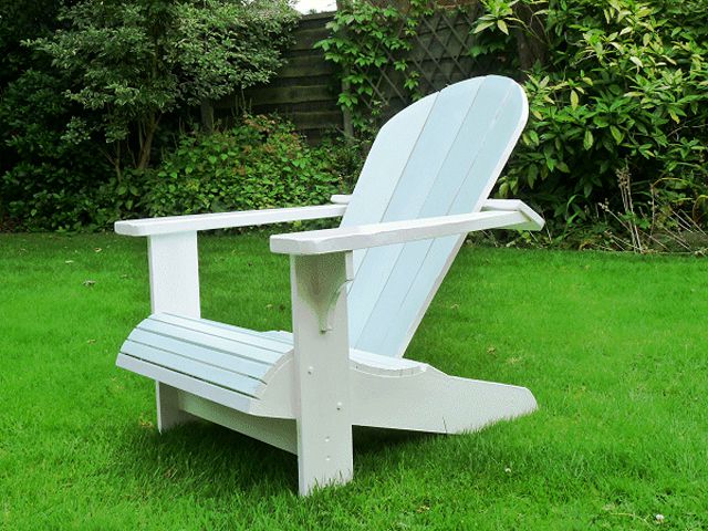 一个白色阿迪朗达克椅子在院子里。