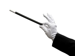 魔法ian holding wand