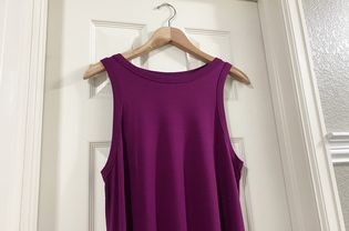 一个紫色的衣服挂在门上