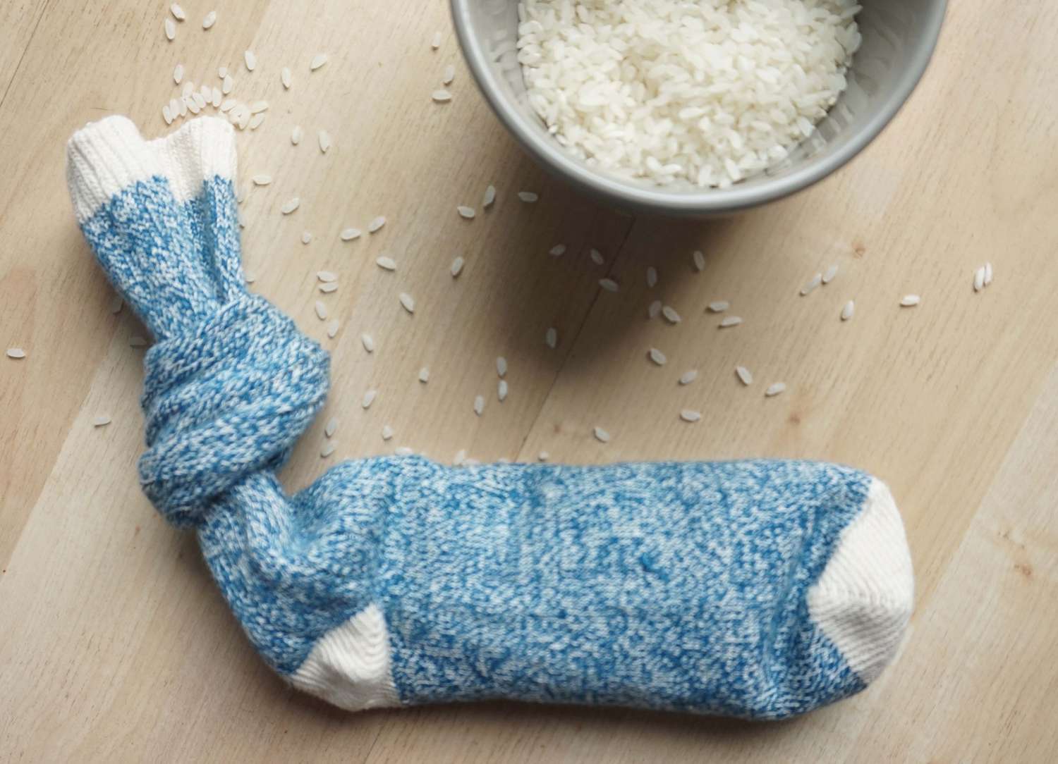 一个蓝色的袜子装满大米在浅色的背景。