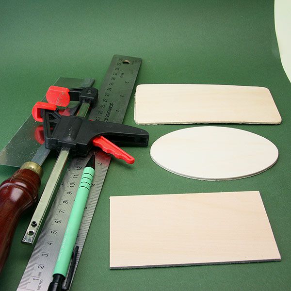 锯，铅笔，尺子和预切割的工艺木材形状，可用于制作玩具屋规模的桌面。