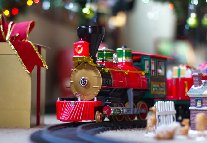 圣诞节树下火车与包装礼物