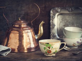 古董茶壶和杯子