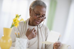 老妇人在读信