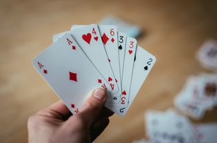 扑克牌:扑克卡在一个年轻人的手中