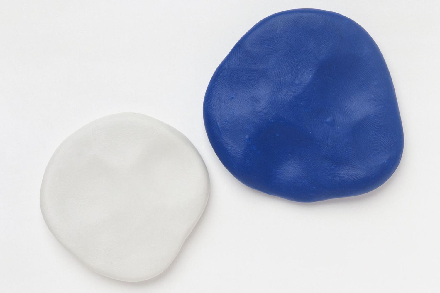 两件白色和蓝色的聚合物粘土