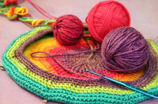 现在是时间为工艺项目-编织彩虹贝雷帽