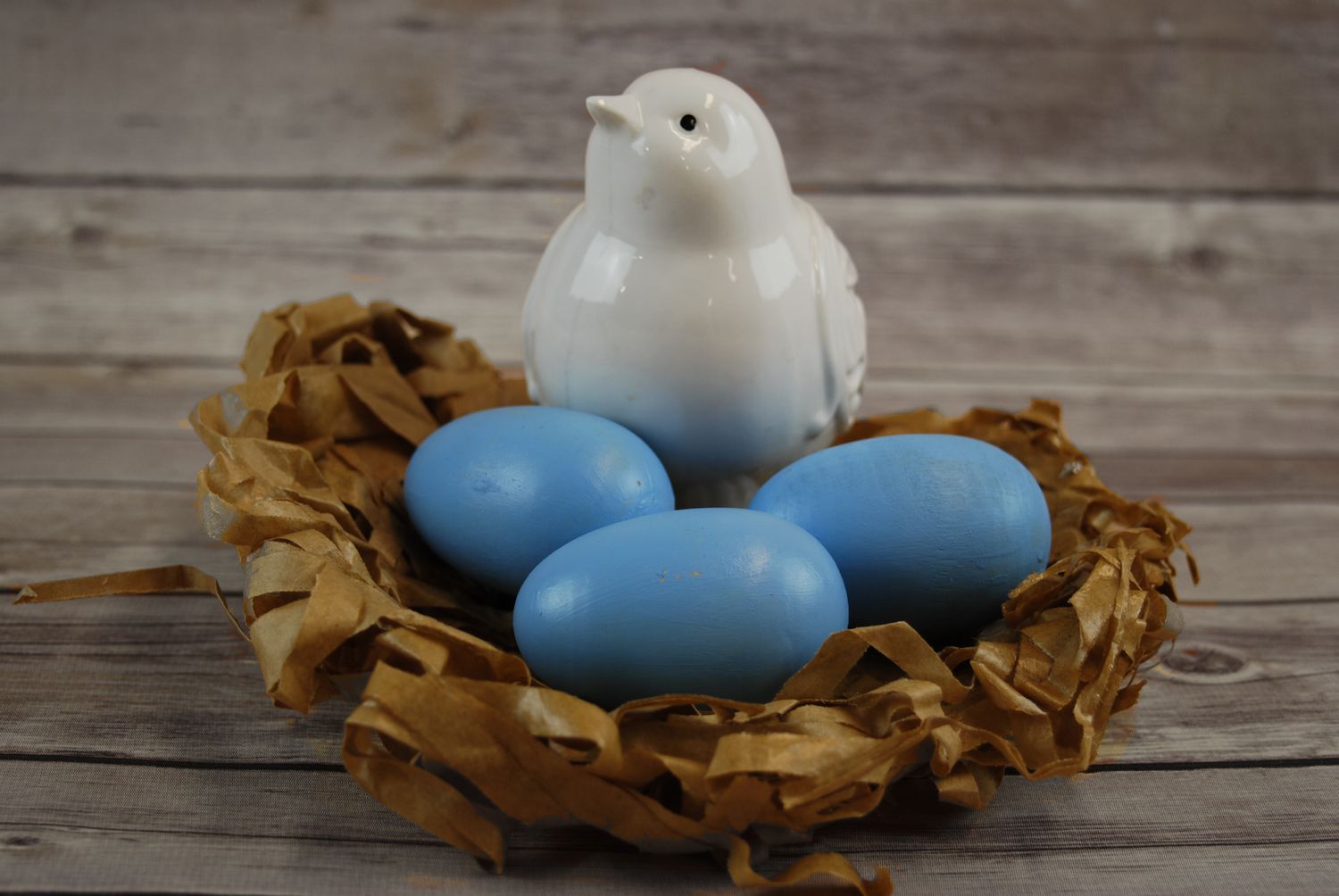 纸巢里的陶瓷鸟和木蛋