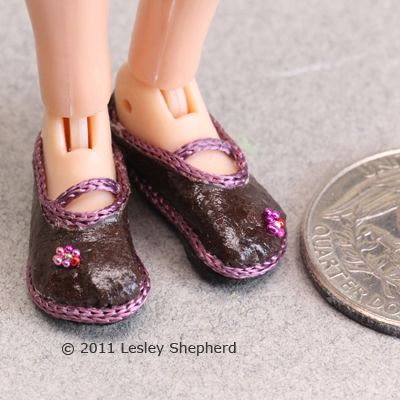 一双完成玛丽Jane-style小娃娃鞋旁边显示四分之一大小。