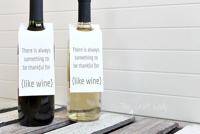 两瓶酒与感恩节葡萄酒标签