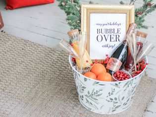 主题礼品篮与橙汁、香槟、小红莓和橘子。
