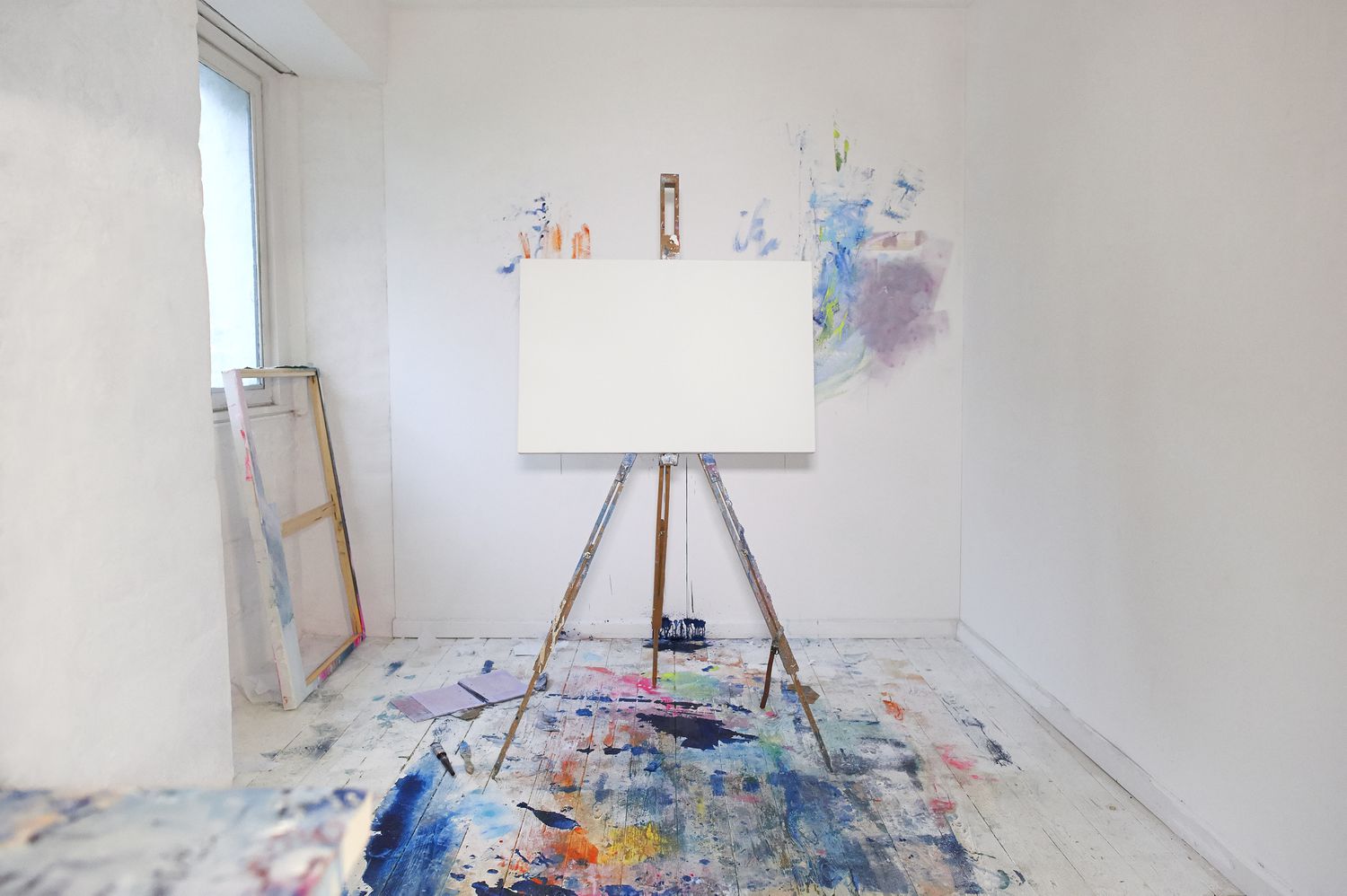 画架上的空白画布和艺术家工作室的油漆。