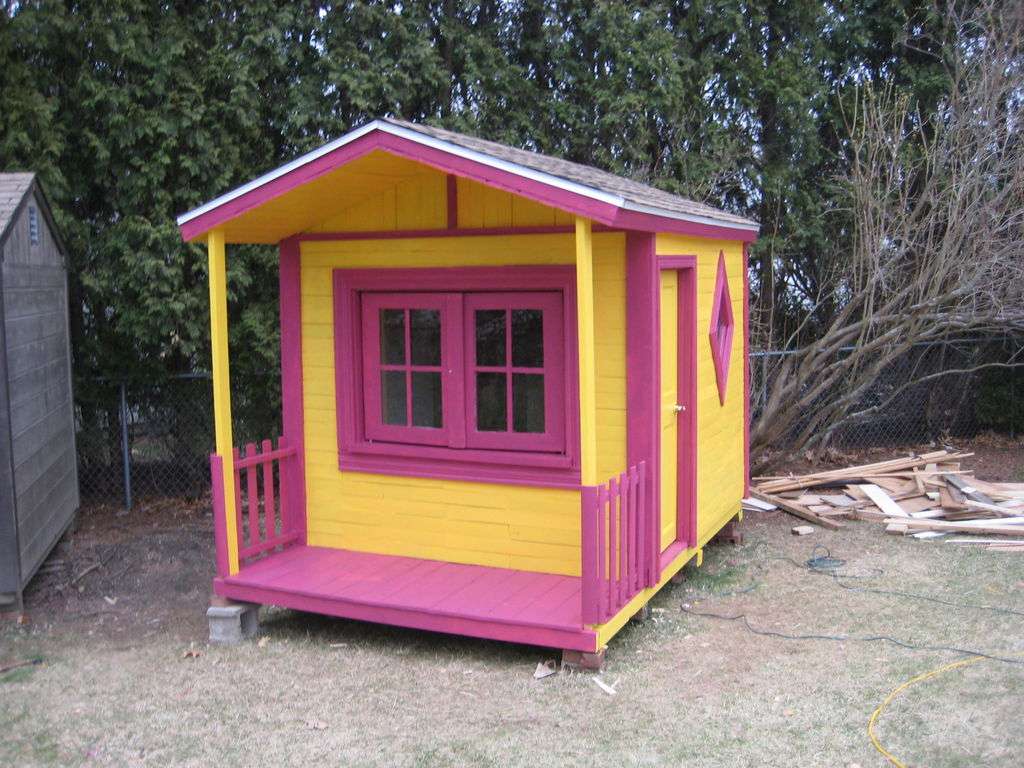 黄色和粉红色的木制游戏室