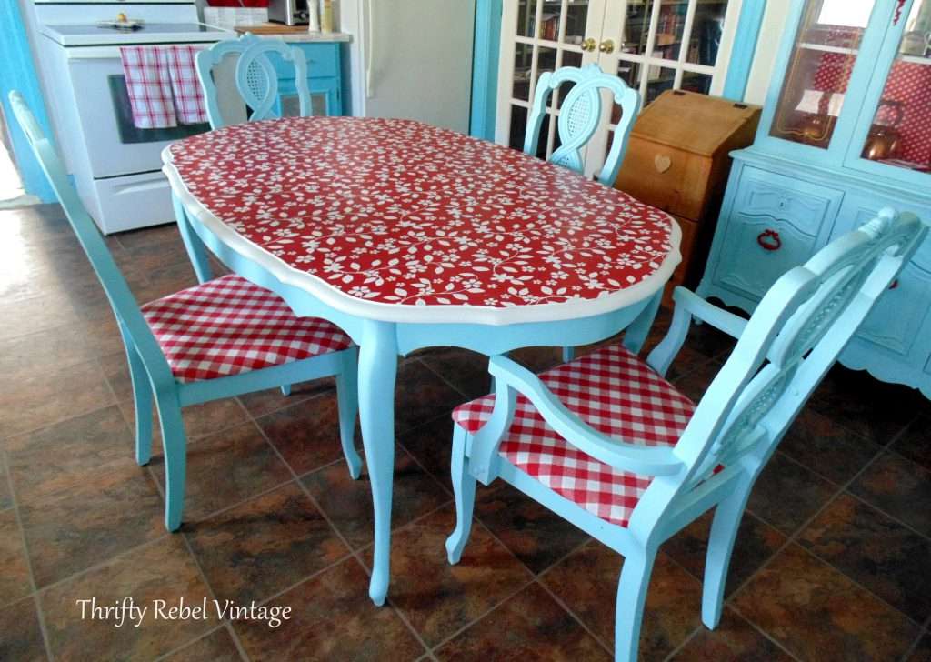 红色和蓝色餐桌剪纸装饰