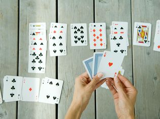 女人玩纸牌,裁剪的手和卡片
