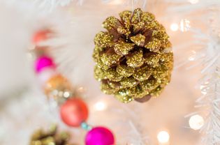 How to make glitter pine cone ornaments