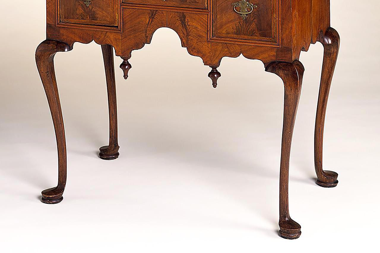 Dressing table with Cabriole legs