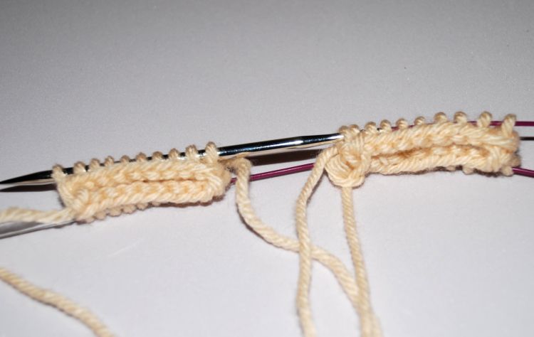 完成第一轮针织两个袜子针织同时在两个圆针。