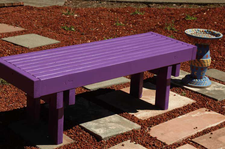 一张紫色木凳坐在外面的照片