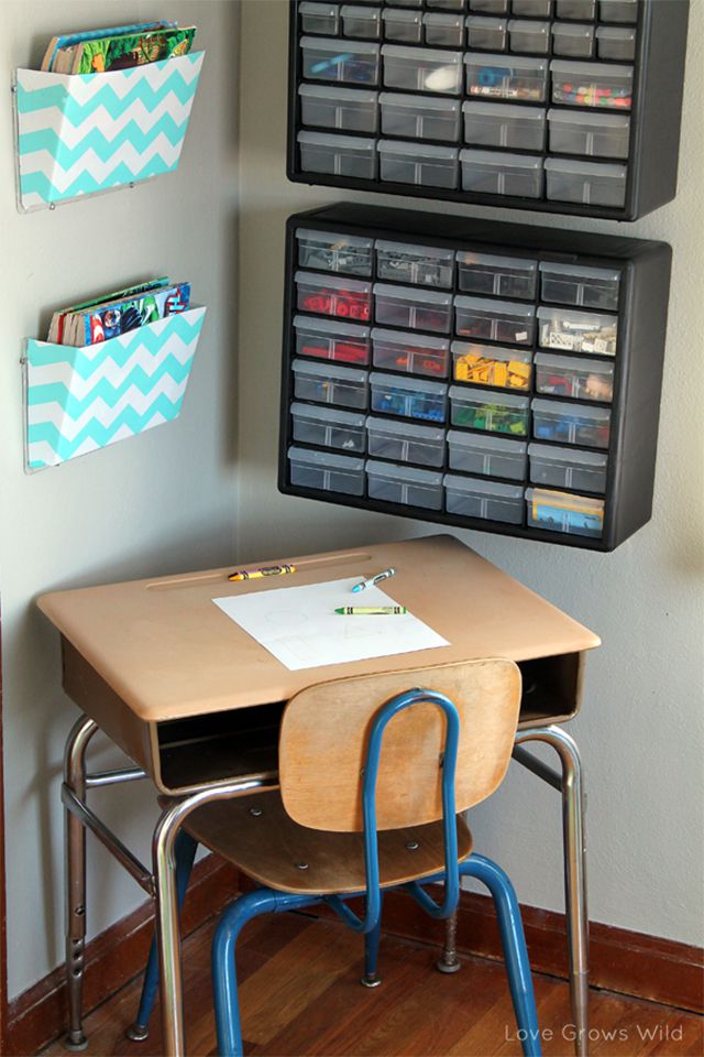 一张儿童书桌，墙上放着乐高积木