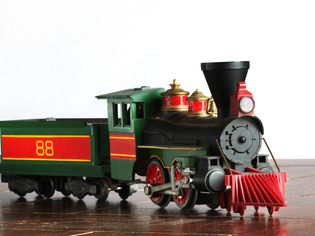 古董蒸汽机和煤炭汽车模型。