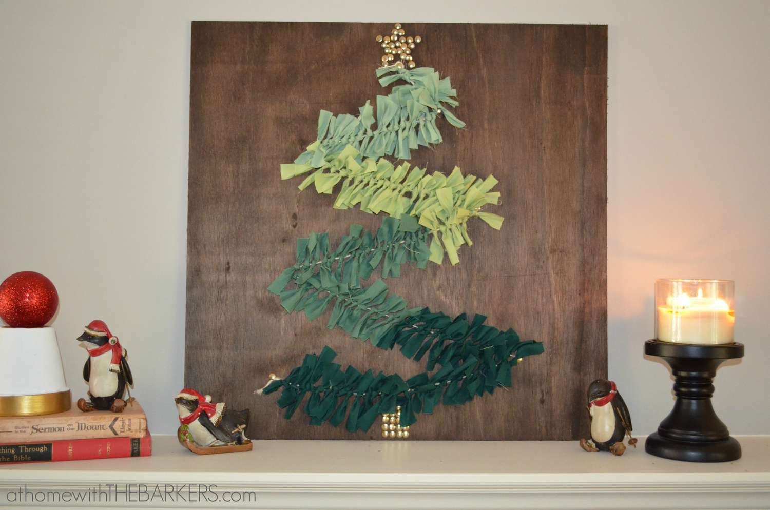 一块带有绿色圣诞树艺术的木头。