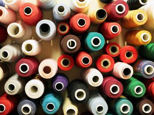 羊毛、人造丝和棉线轴上