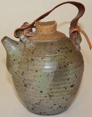 j.r.l aferty设计的Stoneware茶壶。