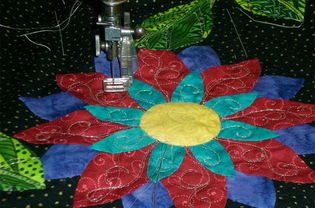 缝纫机绗缝，缝制花卉图案。