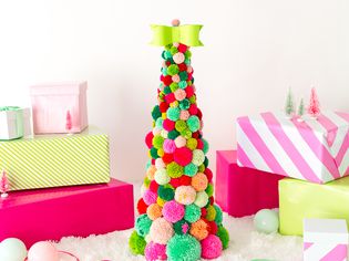 一棵由五颜六色的绒球做成的圣诞树。