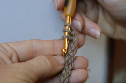 你将从钩针钩上织出第五根链子。