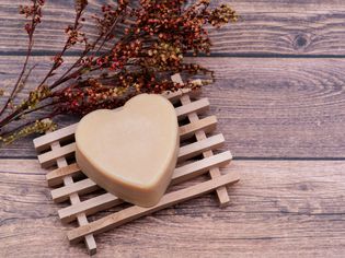 木制肥皂架与心形山羊奶肥皂的木头