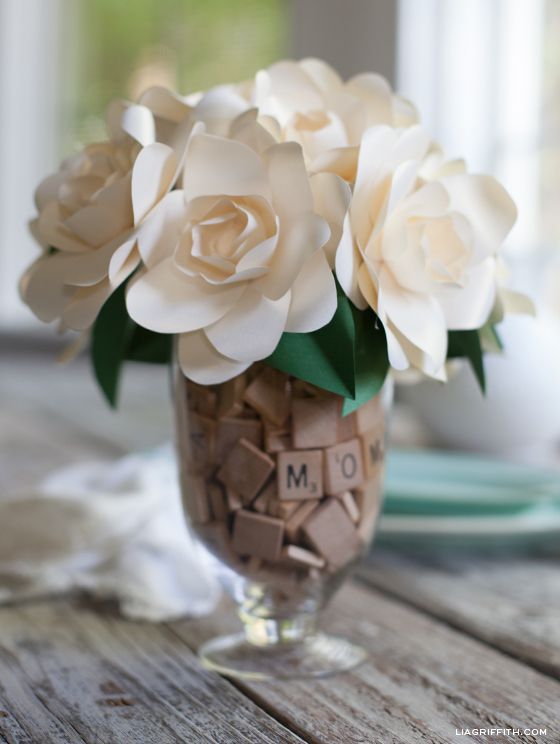 花瓶里的纸花和拼字游戏。