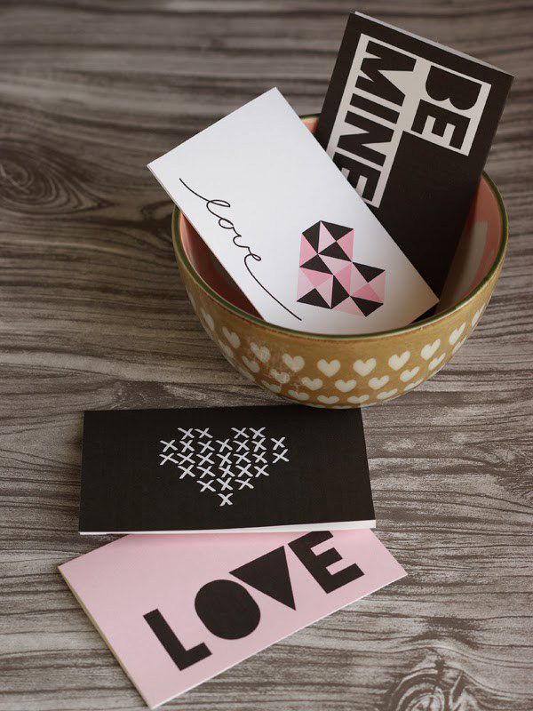 四个粉色,黑色,白色情人节卡片