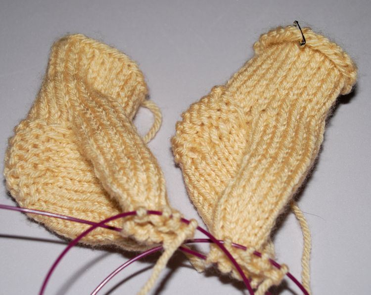 塑造脚趾两个袜子针织两圆针在同一时间。