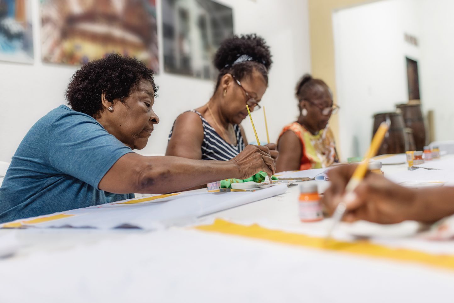 巴西女人画纺织品在裁缝工作空间的社会项目
