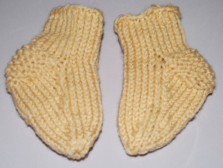 在同一时间完成两个袜子针织两圆针。