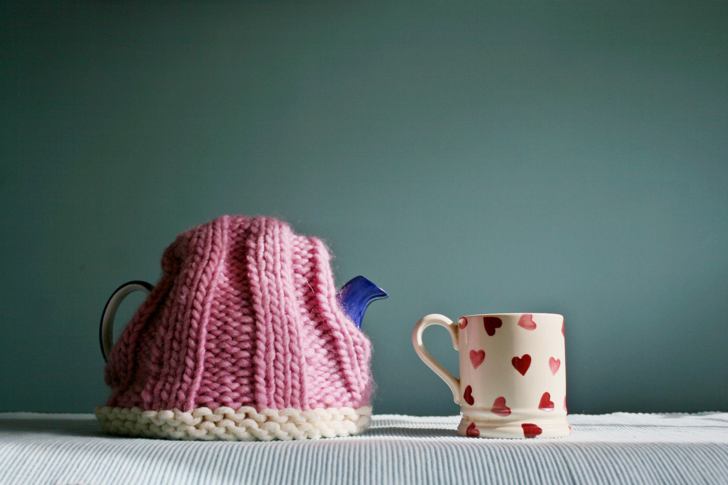 茶壶舒适和心形马克杯