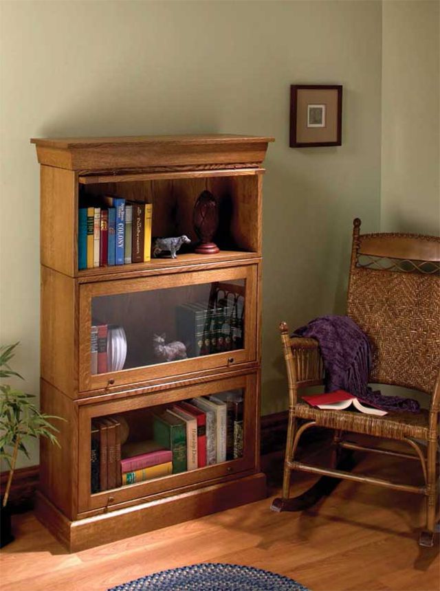 一个木制书架的照片在一个客厅