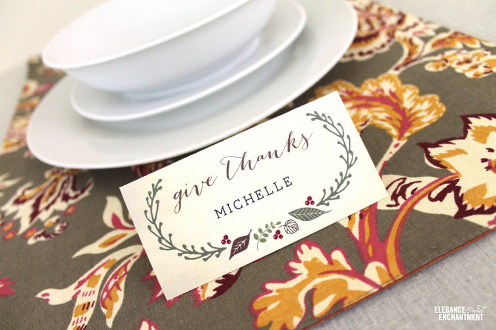 餐盘前的感恩节座位卡。