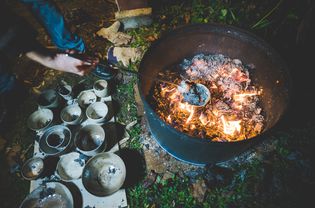 Raku陶器晚上在户外烧制