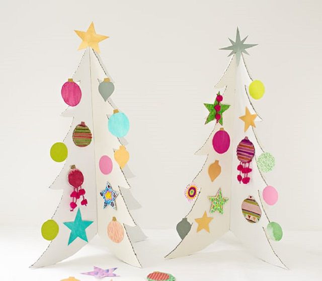 白色的纸板圣诞树，上面粘着五颜六色的装饰品。