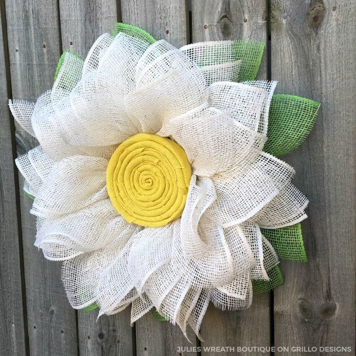 用粗麻布做成的雏菊形状的花环