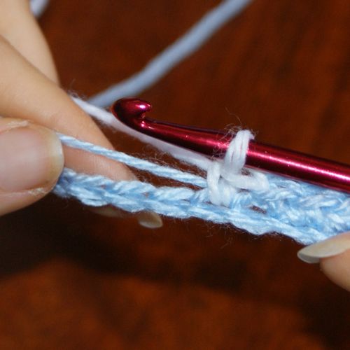 挂毯钩针教程:第一个白色单钩针是完整的。