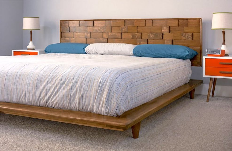 本世纪中叶现代DIY床在卧室里