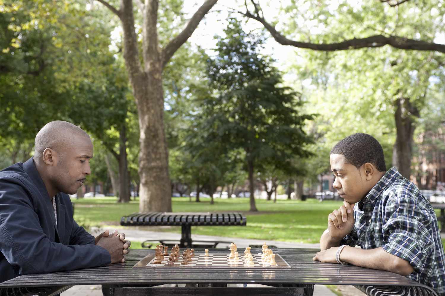 十几岁的男孩和高级人下棋