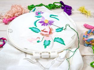 刺绣花朵。民间刺绣。缝纫配件。帆布、呼啦圈、线程mouline。刺绣。